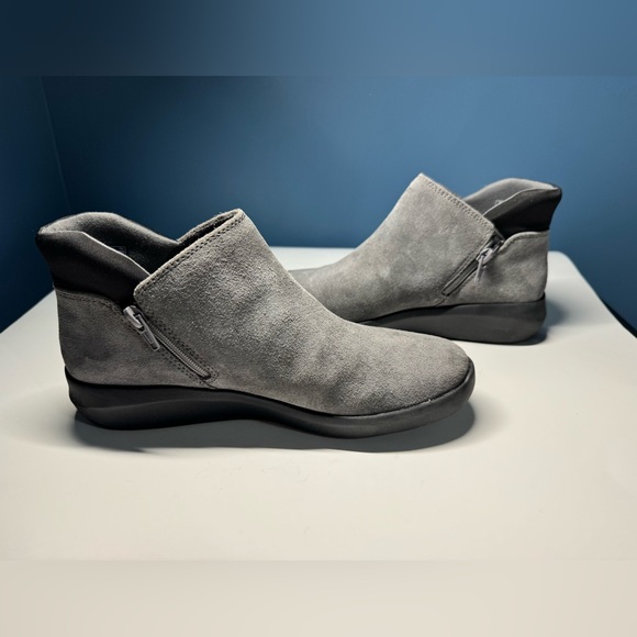 Clarks Women’s Sz 7.5 M Kayleigh Mid Ankle Boot Side Zip Gray Suede Shoes - Picture 4 of 10